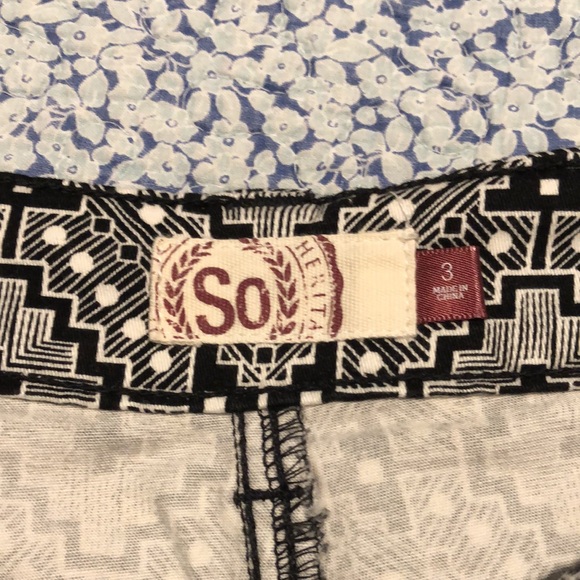 SO Black and White Patterned High-Waisted Junior’s Shorts Size: 3 - Picture 4 of 5